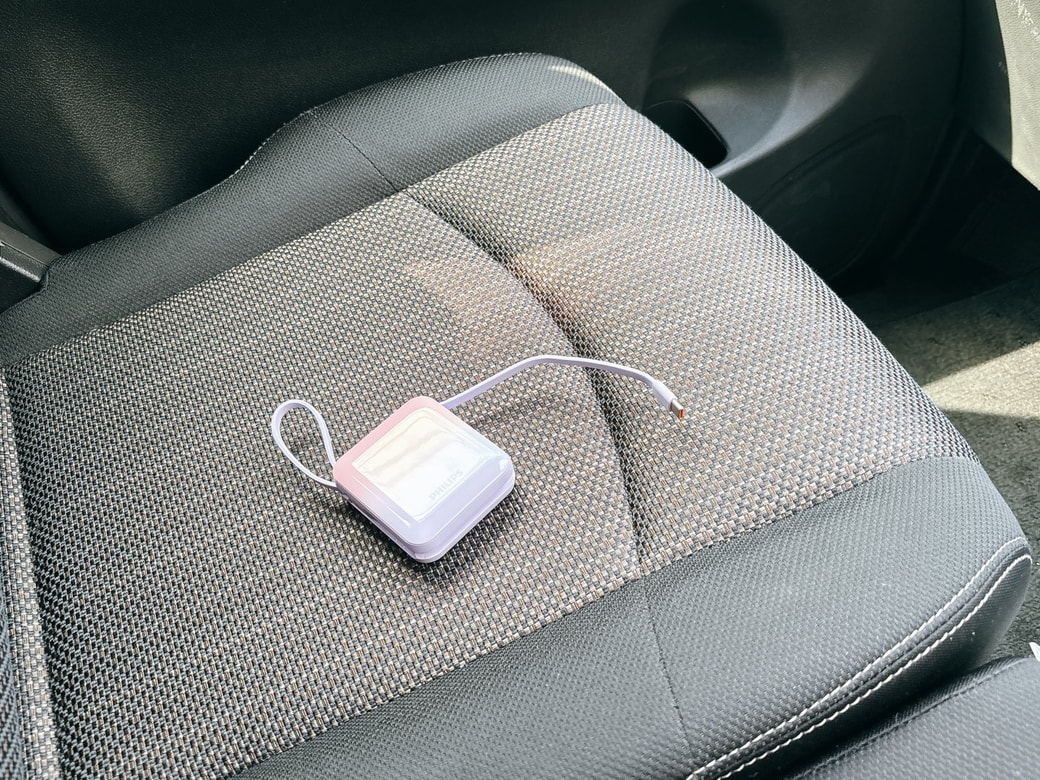 車の座席に置かれたモバイルバッテリー