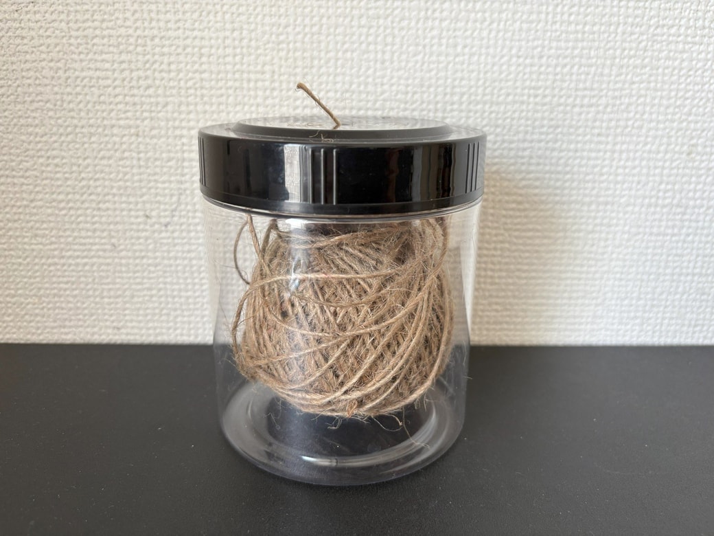 のりの空き容器に麻ひもを入れた様子