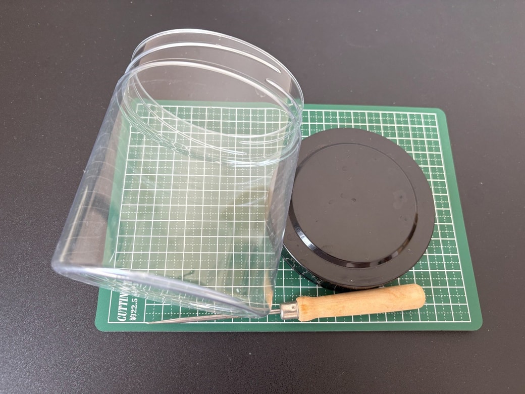 味付けのりの空き容器と千枚通し