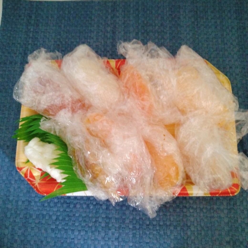 一貫、一貫、ラップで包んだお寿司