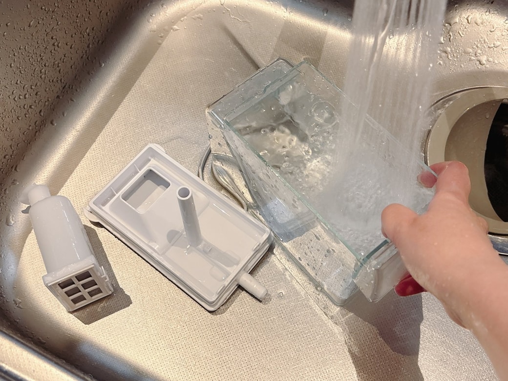 給水タンクを洗う
