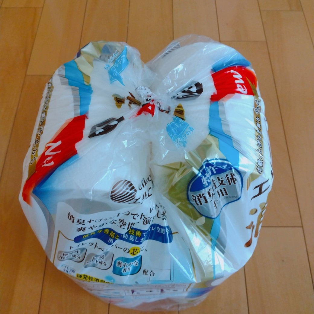 しっかりパッケージを閉じたトイレットペーパーを