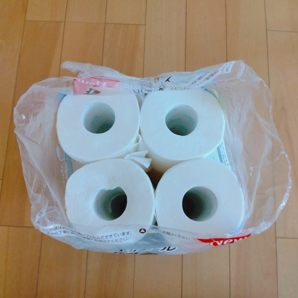 取り出し口が大きく開いたトイレットペーパーのパッケージ