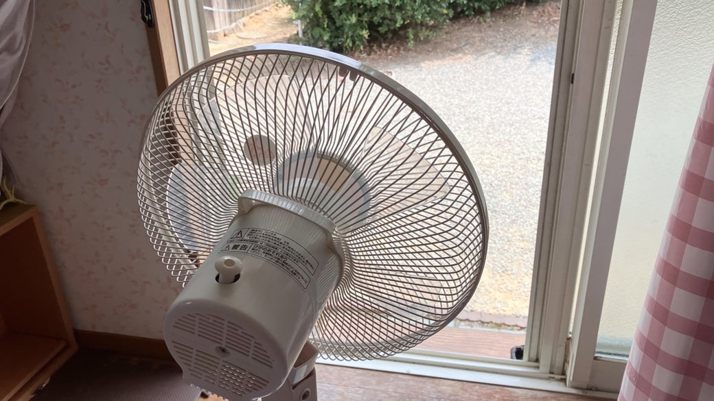 窓を全開にして、次に扇風機を“外に向けて”回す！