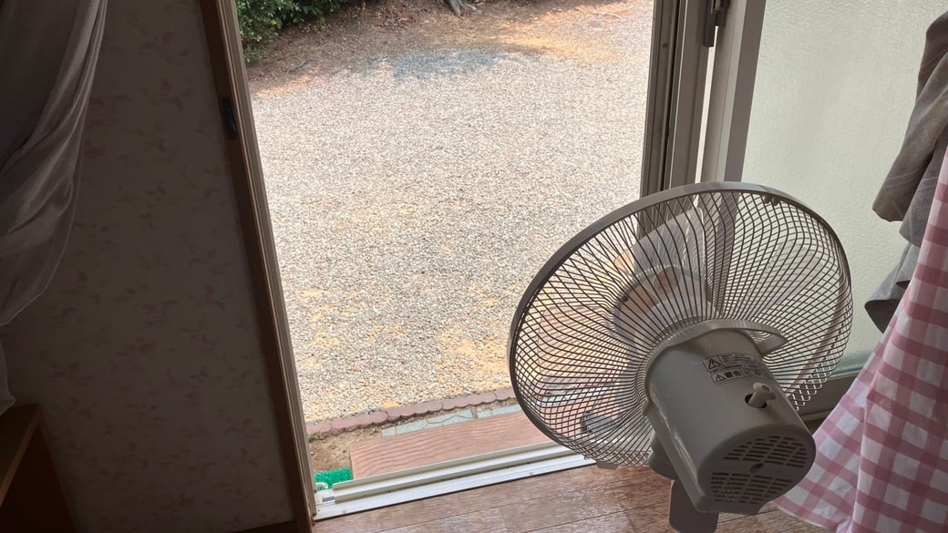 扇風機を外に向けて使う様子