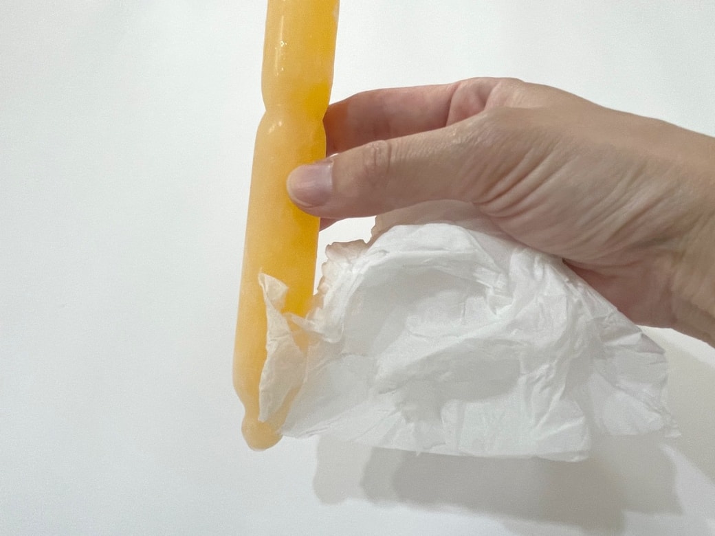 ティッシュを使うと貼りついてしまうチューペット