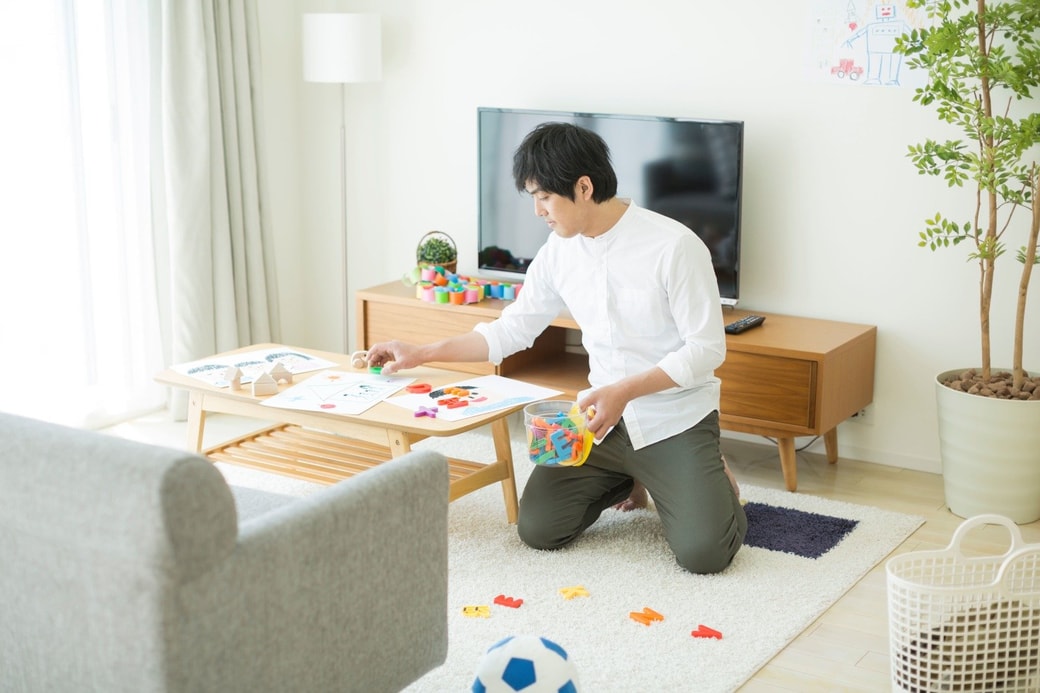 片づけをする夫