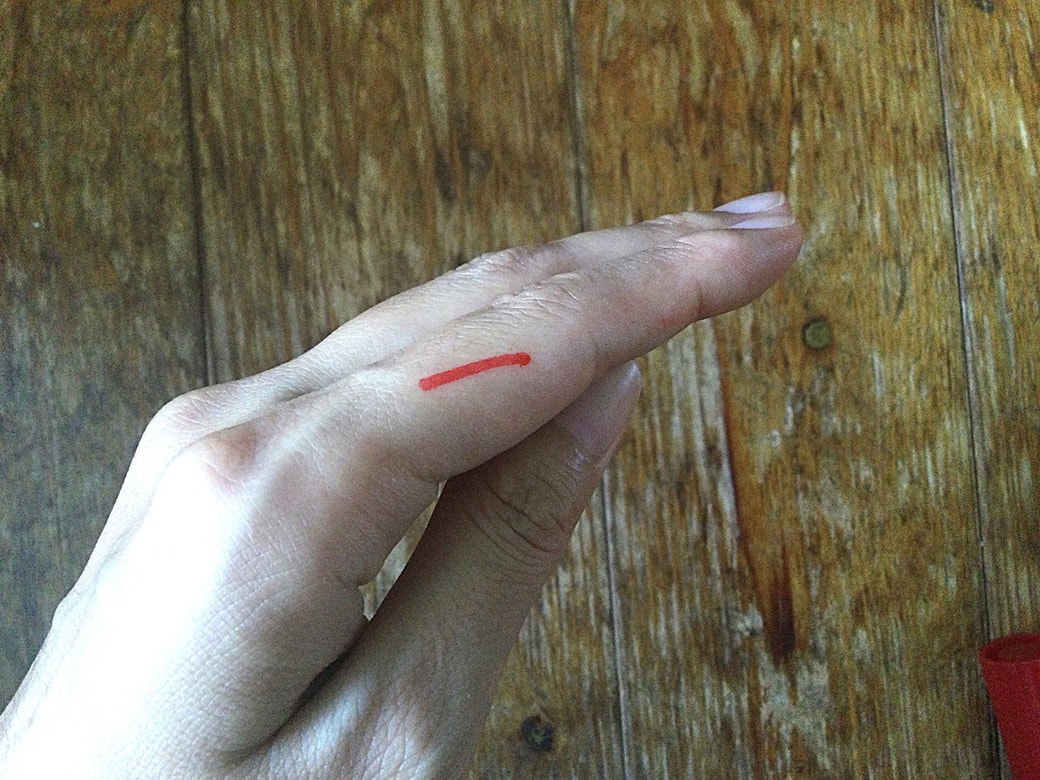 手についたペンに日焼け止めを塗る
