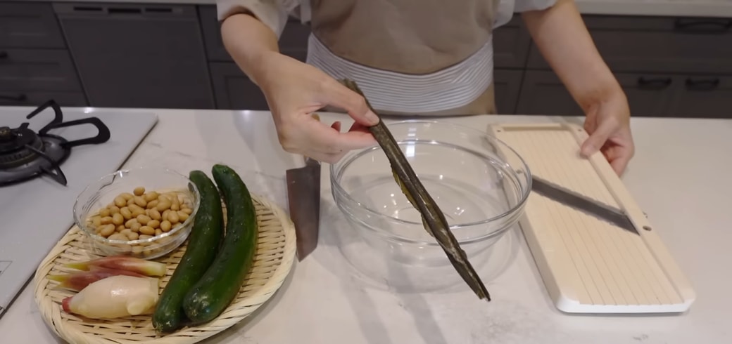 水に浸しただし用の昆布