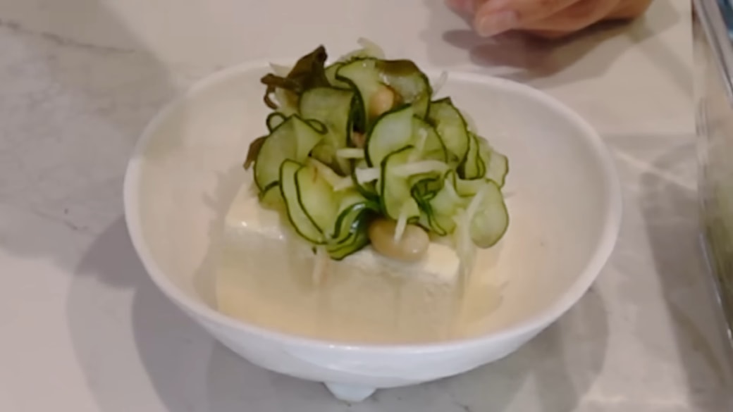 きゅうりと大豆のシャキッと漬けをのせた豆腐