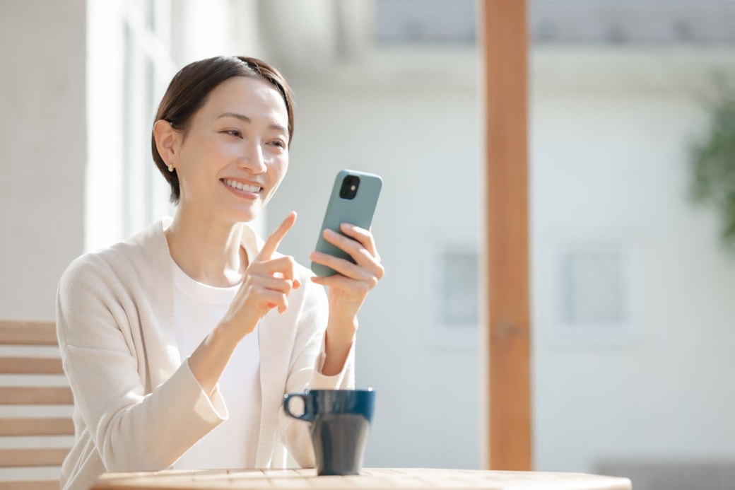 スマホを見る女性