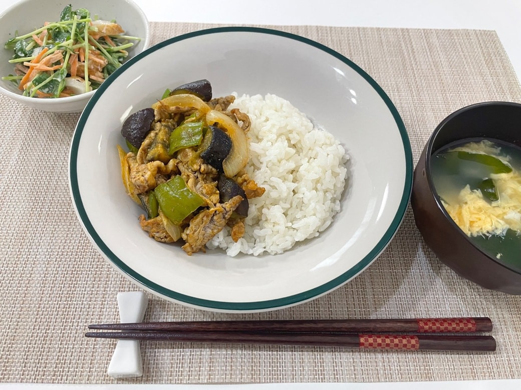 夏野菜カレー風炒め丼＆スープ＆豆苗サラダ