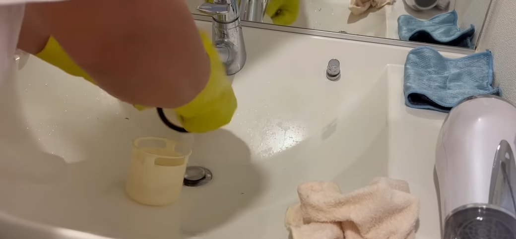 排水口の掃除をする人