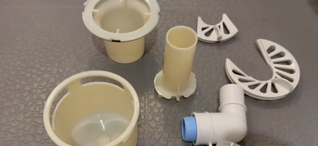 きれいに掃除をした排水口の部品