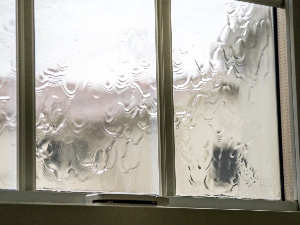 雨が当たる窓
