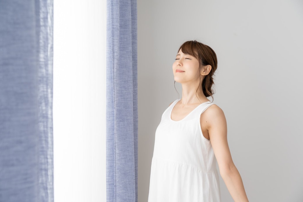深呼吸する女性