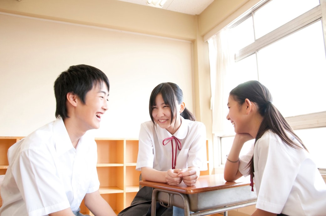 中学生が話しているところ