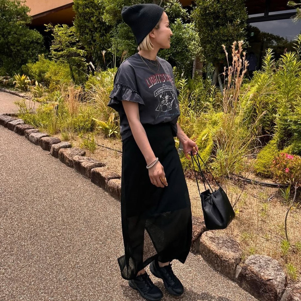 黒をベースにしつつも、スカートの透け感で重くならずに仕上げて。