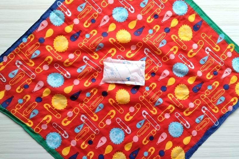 スカーフを広げ、保冷剤を置く