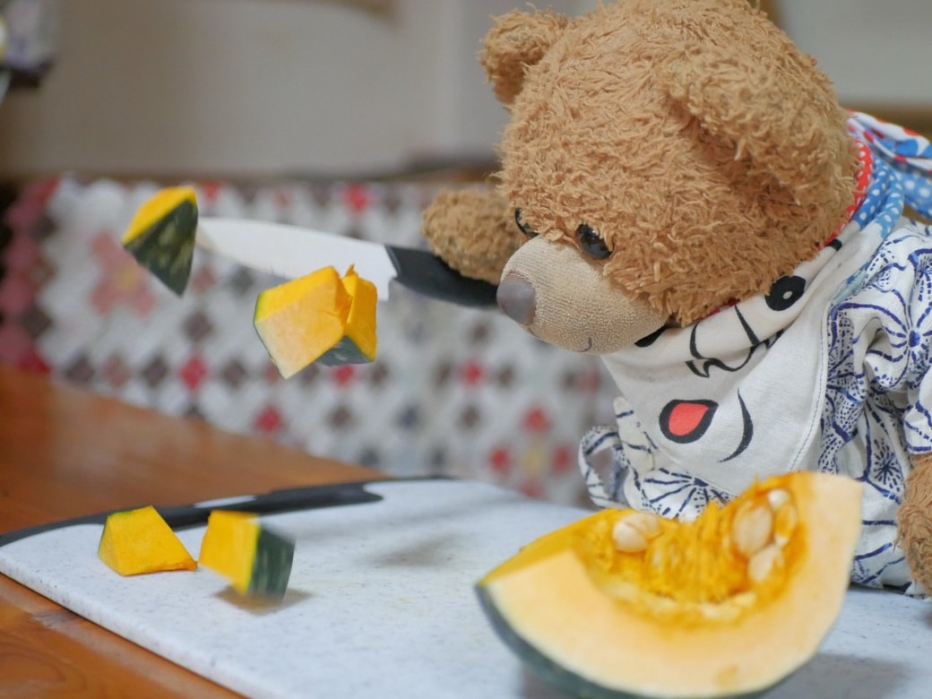かぼちゃを切るくまくん
