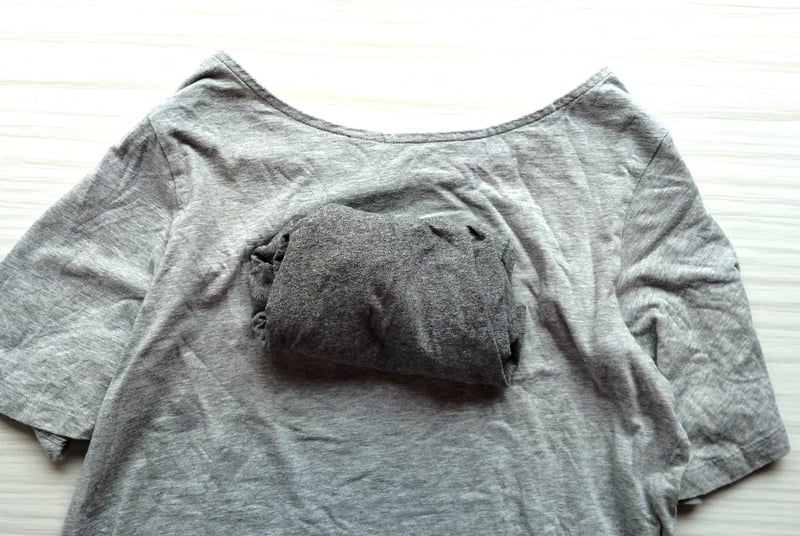 Ｔシャツにパンツを置く