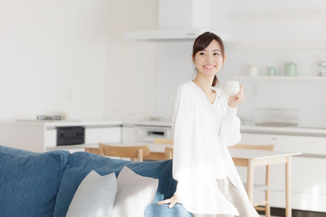 お茶で一服する女性