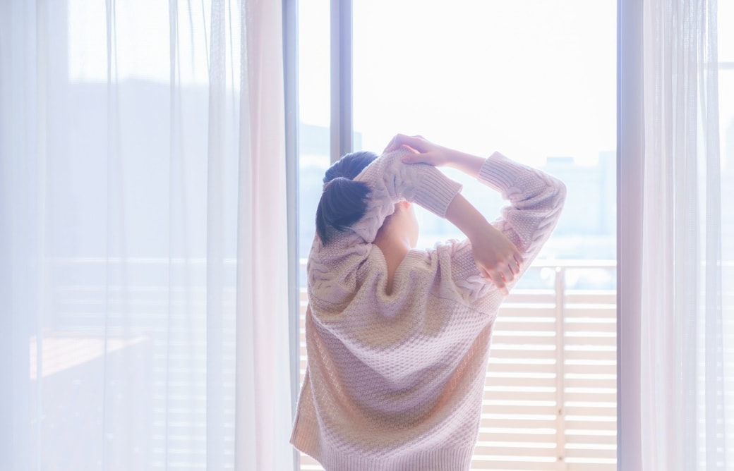 ストレッチをする女性