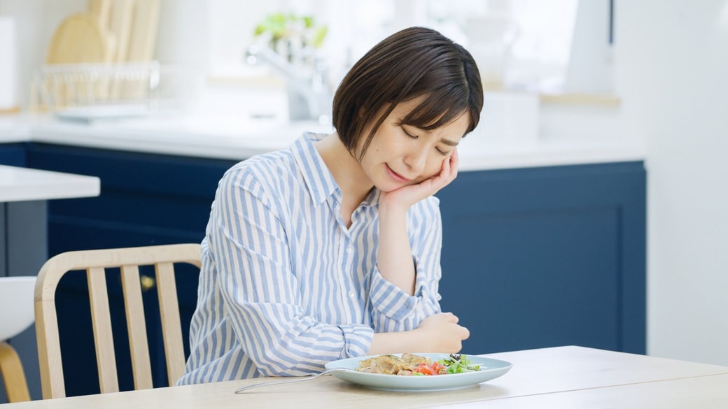 食事が進まない女性