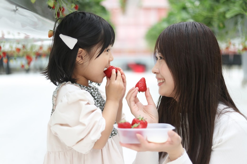 子どもと楽しむ女性