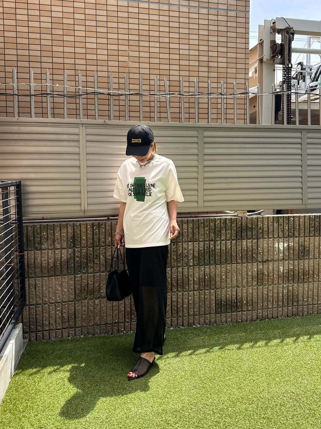 黒のキャップをシンプルコーデのアクセントに。