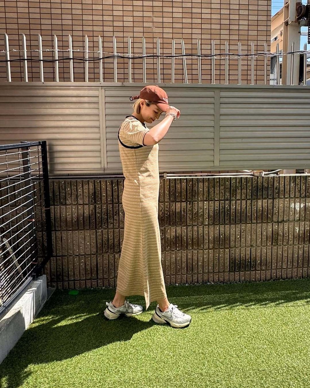 淡色コーデの引き締め役にぴったりのブラウンキャップ。