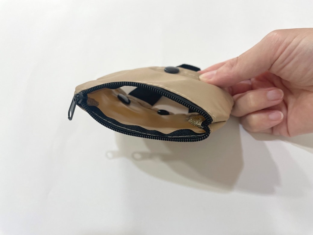 底部のファスナーを開けて取りつける