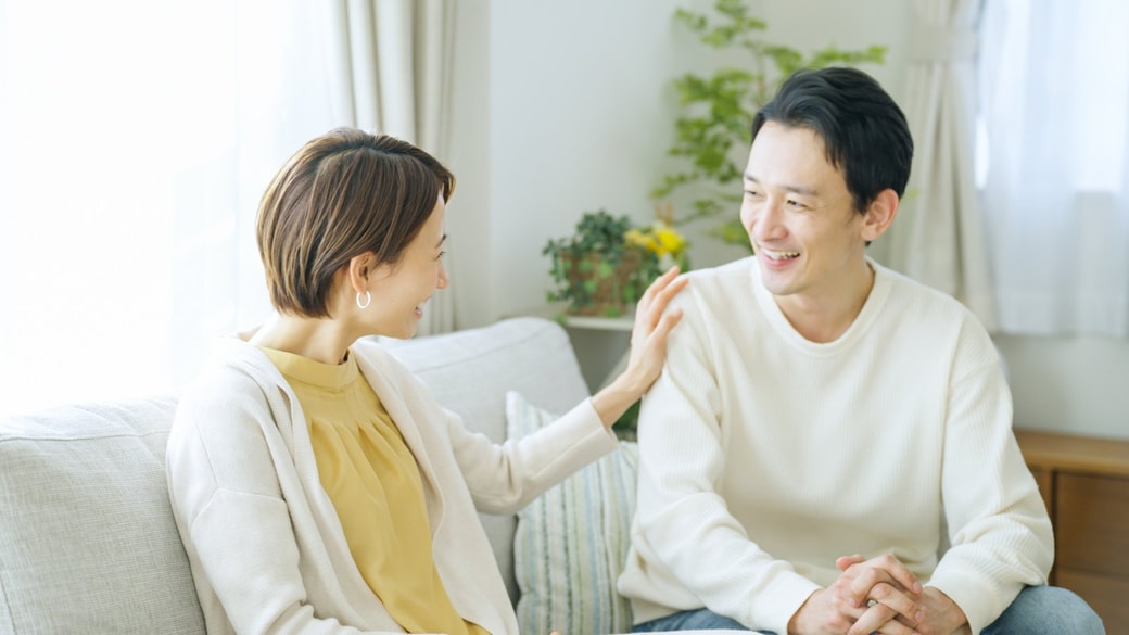 会話する夫婦