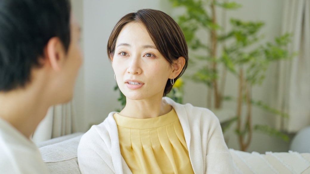 話を聞く女性