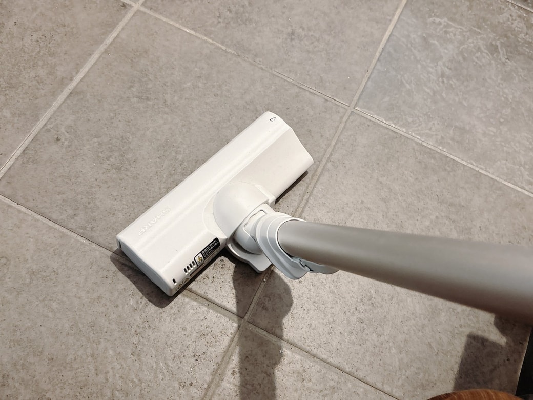 たたきを掃除機がけする