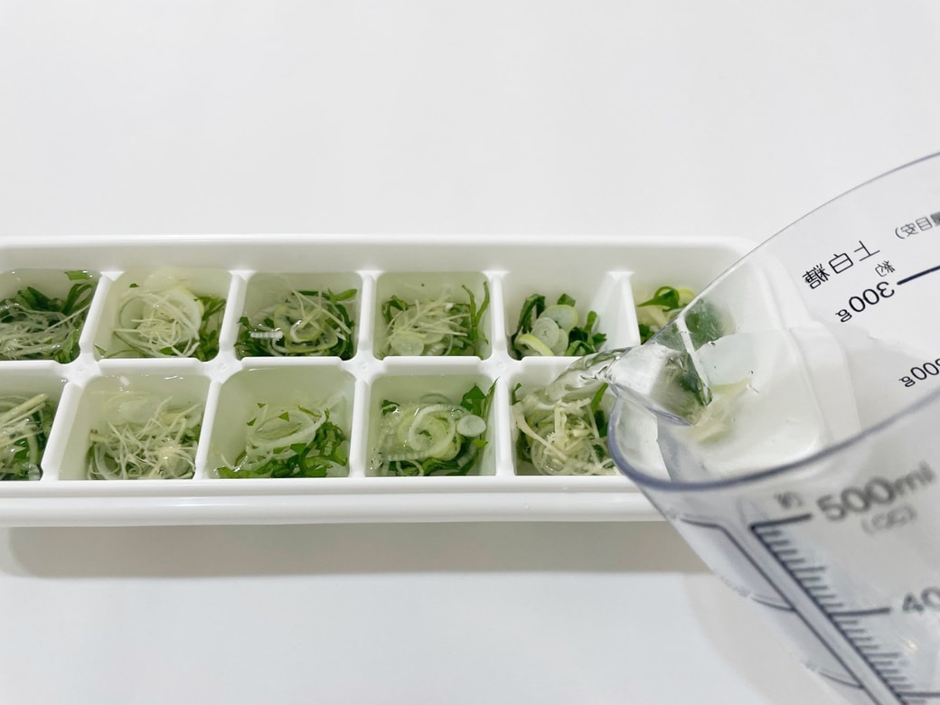 水を注いで冷凍する