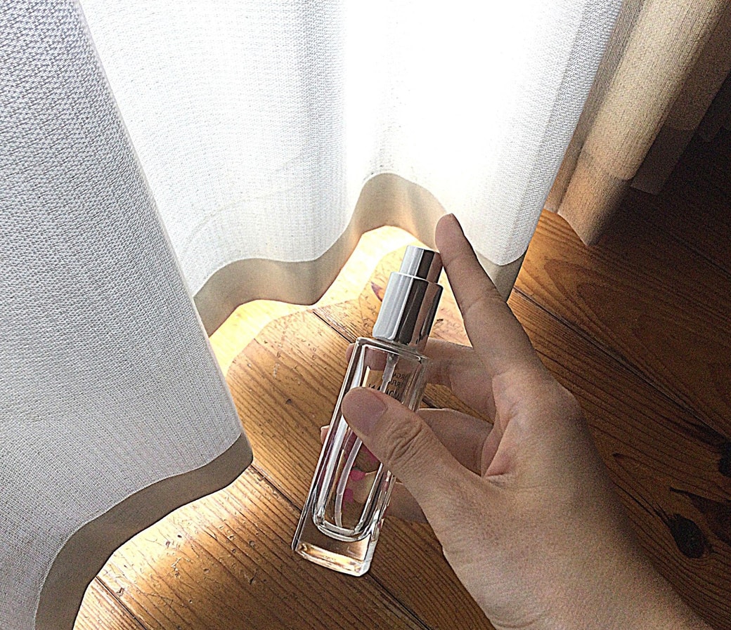 香水をカーテンに吹きかける