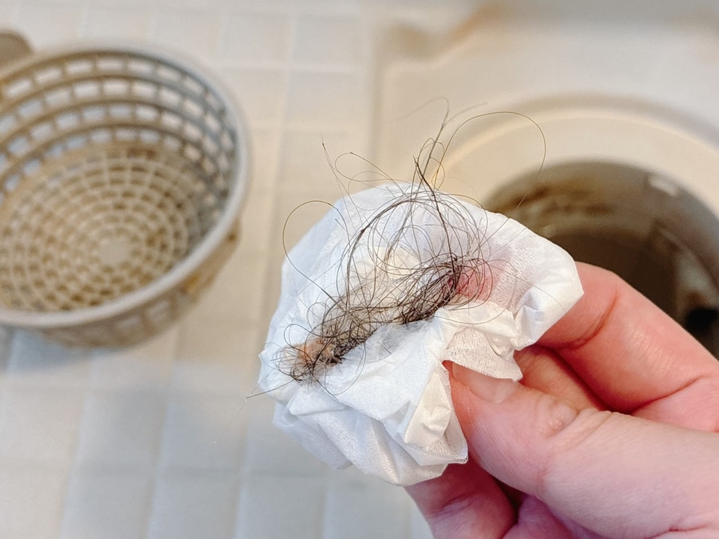 ヘアキャッチャーの汚れをティッシュで拭き取る