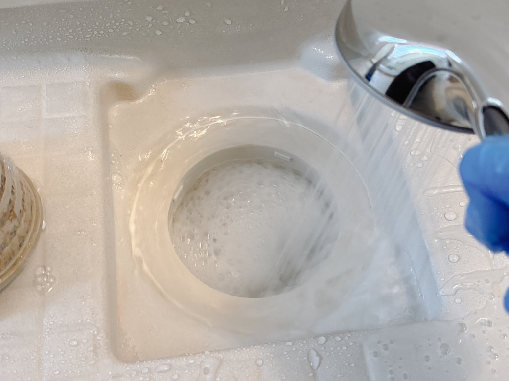 水で洗い流す