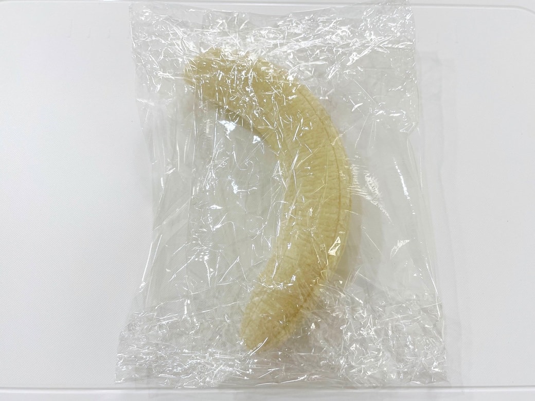 バナナをラップで包む