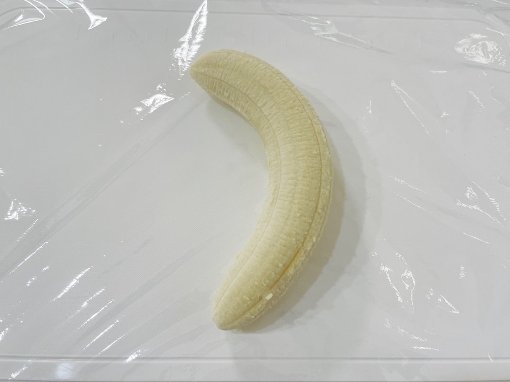 ラップの上にバナナを置く