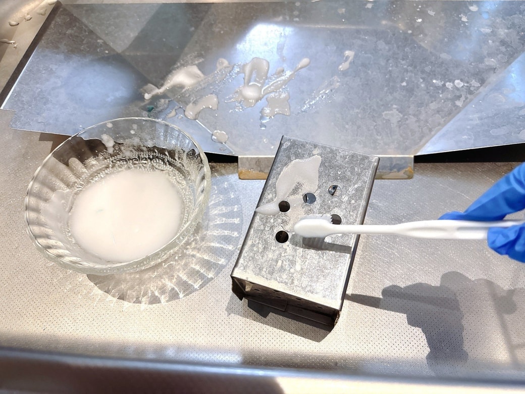 水切りかごに重曹ペーストを塗り付ける