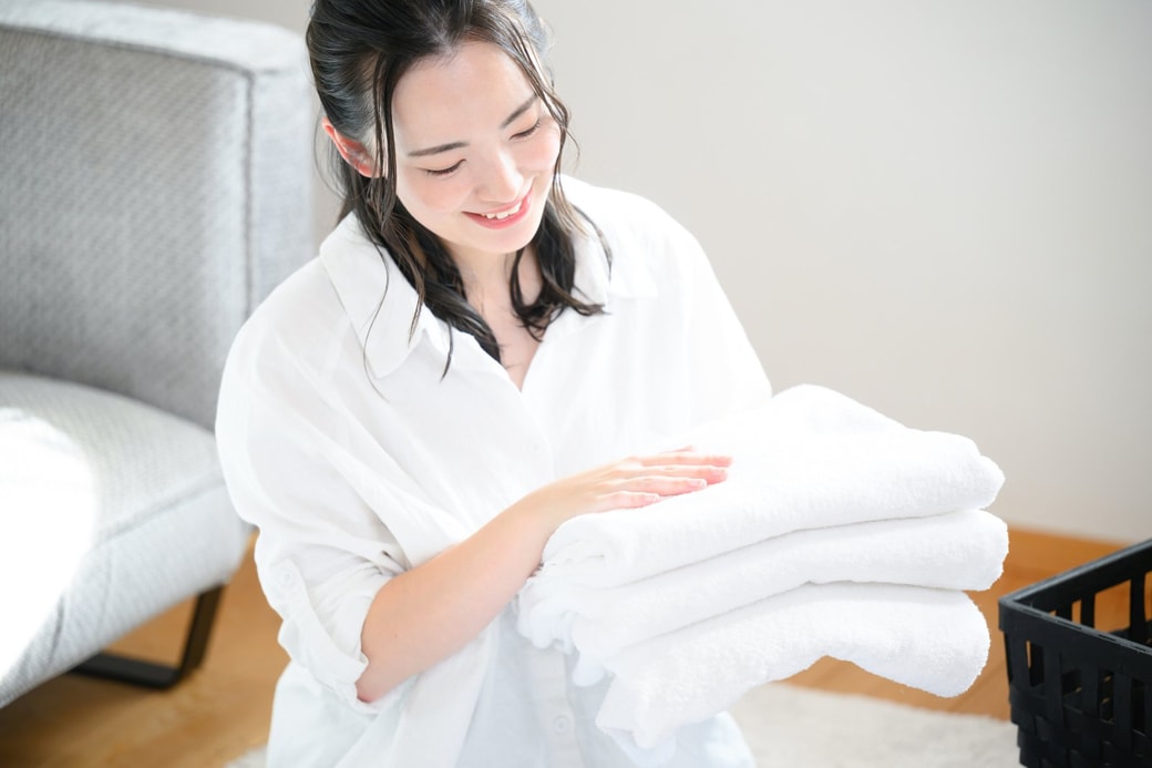 綺麗なタオルを畳む女性