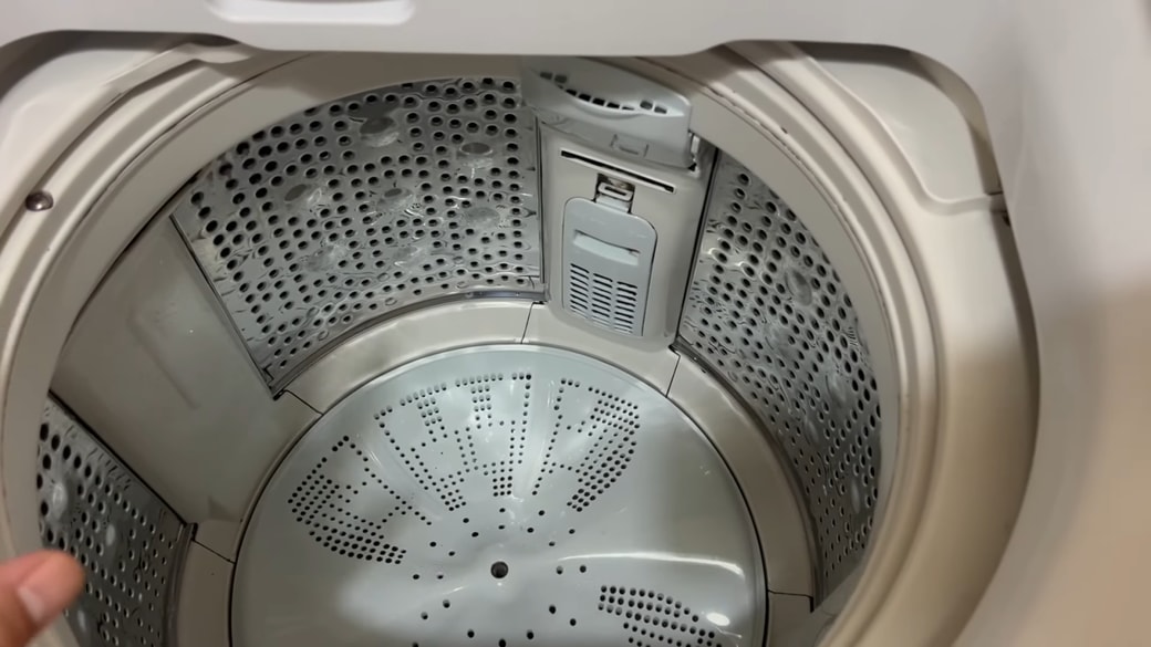 ふたが開いた状態の洗濯機