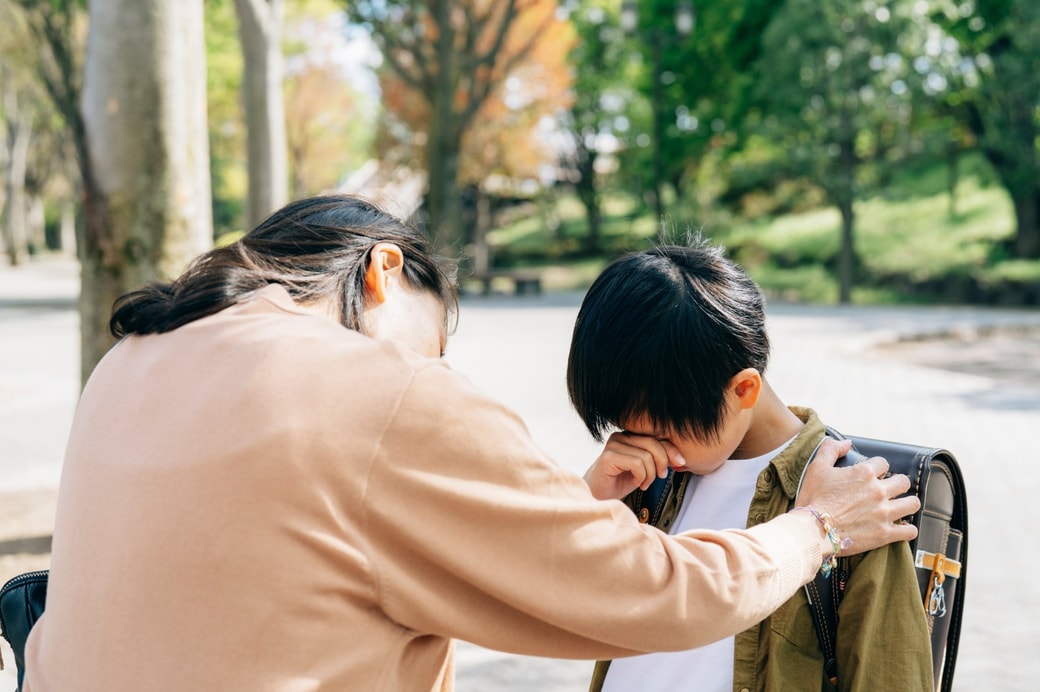 子どもを宥める母親