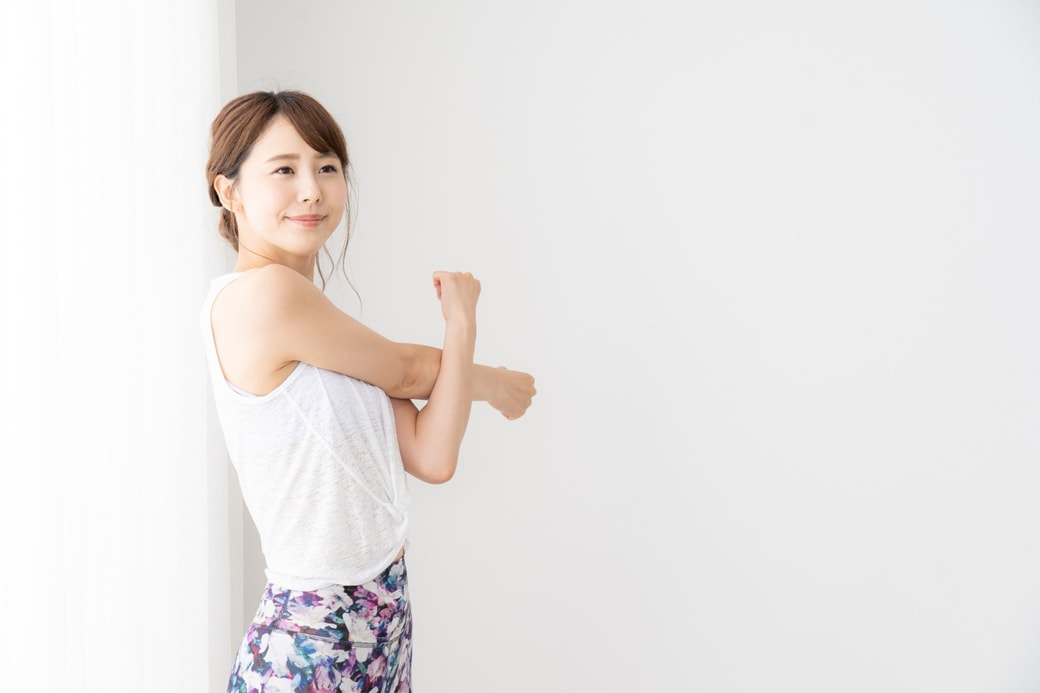 ストレッチする女性