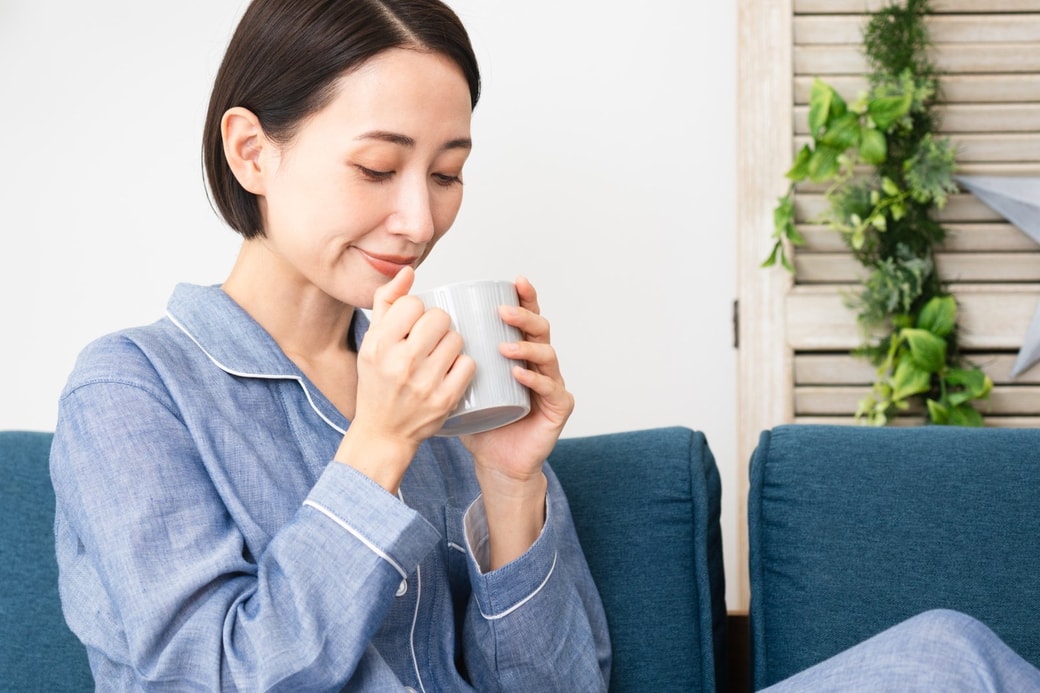 白湯を飲む女性