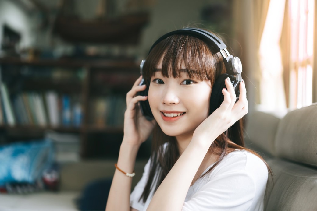音楽を聴く女性