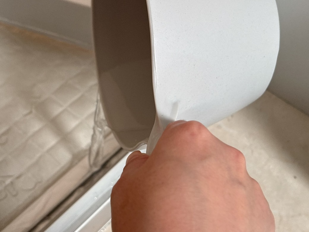 水をかけて洗い流す