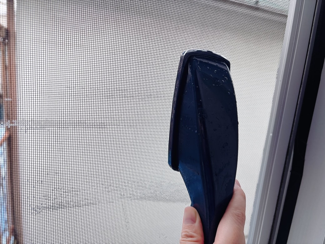 エチケットブラシを網戸に滑らせる